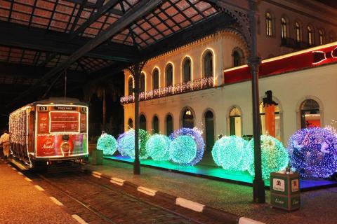 bonde iluminado e decoração do museu pelé #paratodosverem