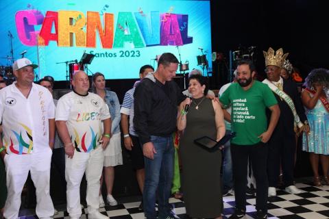 Sandrinha da Brasil recebe placa do prefeito e secretário de Cultura. #paratodosverem