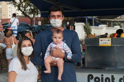 O casal Mariana e Pedro com a filha. #paratodosverem