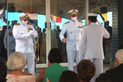 oficiais da marinha em solenidade. #paratodosverem