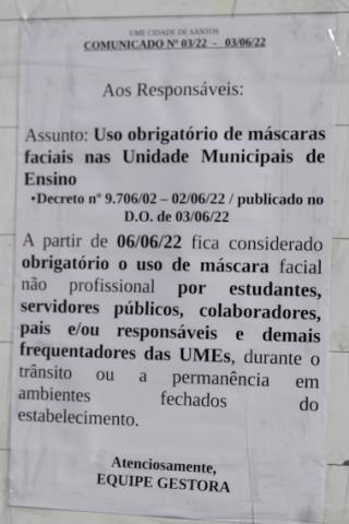 aviso sobre máscara afixado em unidade municipal de educação. #paratodosverem