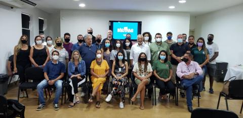 grupo dos participantes da reunião se reúne para foto. #paratodosverem