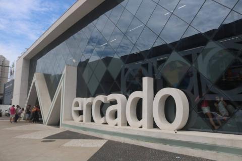 A fachada do mercado municipal, com uma grande letra M estilizada e o restante da palavra. #paratodosverem