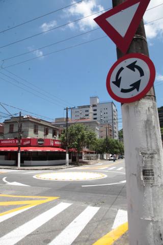 placa de rotatória em poste com rotatória ao fundo #paratodosverem