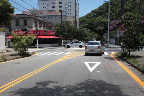 carros passando por rotatória #paratodosverem