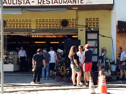 equipe de produção está na porta do antigo café paulista #paratodosverem