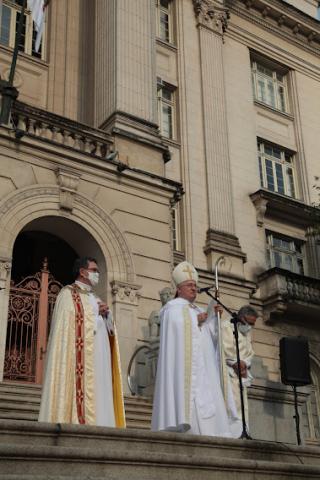 Bispo realiza Consagração da Padroeira em frente à Prefeitura. #pracegover