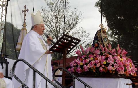 Bispo, ao lado da imagem da Santa, celebra missa campal em frente à Catedral. #paratodosverem