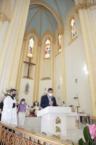 Prefeito discursa na missa realizada na Catedral de Santos. #pracegover