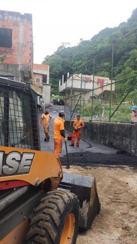 trator e homens asfaltando via do morro #paratodosverem