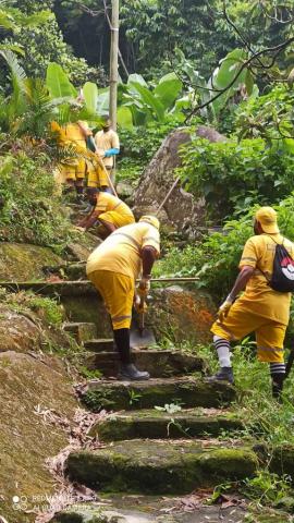 trabalhadores realizam limpeza em escada do morro #paratodosverem