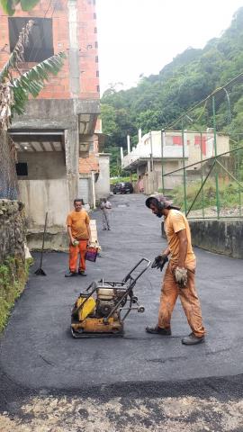 homens asfaltando via do morro #paratodosverem