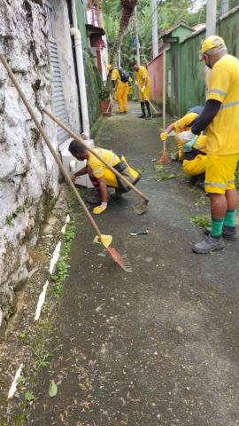 trabalhadores realizam limpeza em viela do morro #paratodosverem
