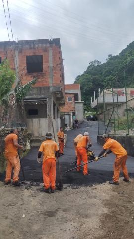 homens asfaltando via do morro #paratodosverem