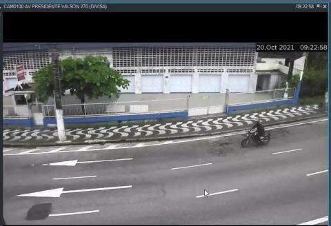 Motoqueiro pilotando na avenida #paratodosverem