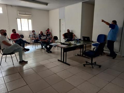 Professor ministra curso para alunos em sala de aula. #paratodosverem