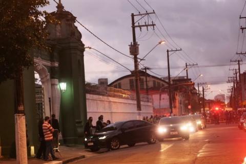 movimentação de veículos próximo ao cemitério do paquetá. #paratodosverem