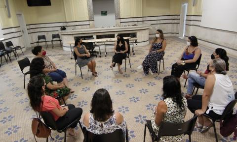mulheres estão sentadas em cadeira em roda de conversa. #paratodosverem
