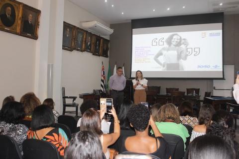 auditório com várias pessoas sentadas e a vice-prefeita falando a todos ao fundo. #paratodosverem