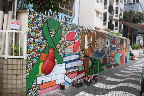 vista geral do mural, com livros, o laço do setembro verde, órgãos,crianças e animais. #paratodosverem