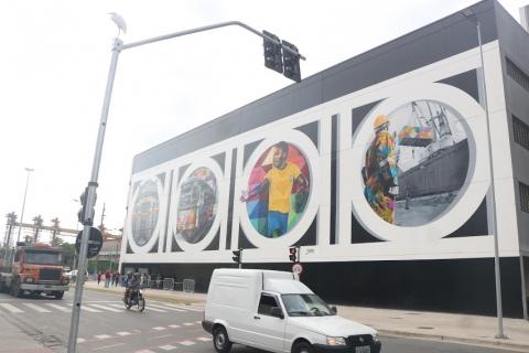 O painel ilustrado do artista Kobra. #paratodosverem