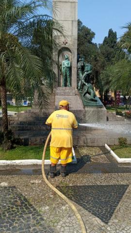 lavagem de monumento. #paratodosverem