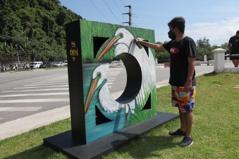 grafiteiro conclui pintura de mureta com grande ave. #paratodosverem