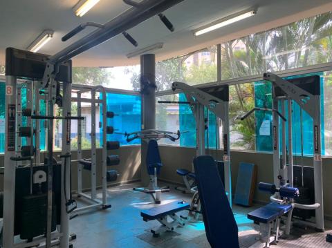 Sala de musculação com equipamentos. #paratodosverem