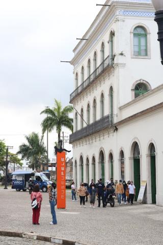Entrada do Museu Pelé com pessoas na porta #paratodosverem