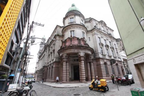 a fachada da bolsa oficial do café, onde fica o Museu do Café. #paratodosverem