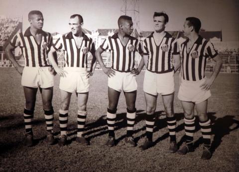 Cinco integrantes da equipe do Santos posa para foto antes do início do jogo, no gramado. #par