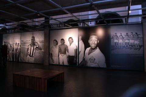 Grandes painéis com imagens de Pelé. #paratodosverem