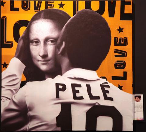 Arte com pelé de costas, usando a camisa 10 do Santos FC e beijando Monalisa no rosto. #paratodosverem