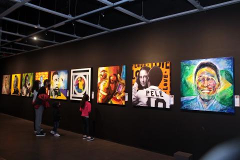 Painéis produdidos por artistas com imagens de pelé. #paratodosverem