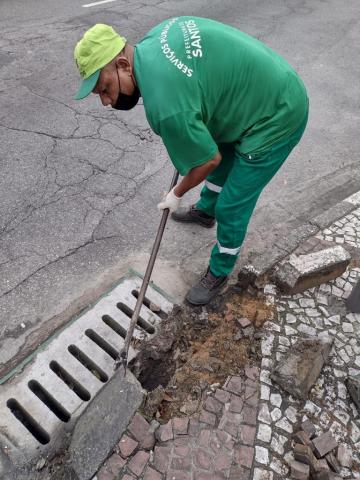 Trabalhador faz serviço na calçada #paratodosverem