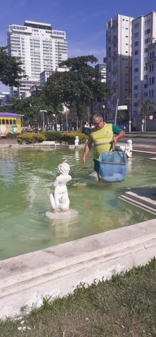 homem dentro da água da fonte trabalhando #paratodosverem