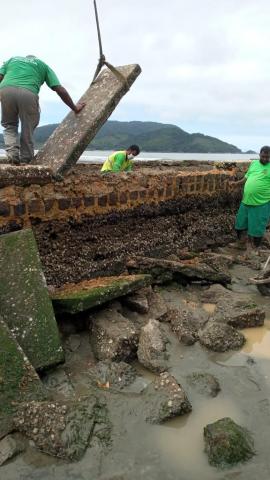 Caminhão retira parte da mureta de canal na praia #paratodosverem