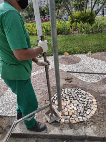 Trabalhador faz serviço na calçada #paratodosverem