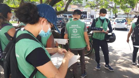 agentes uniformizados estão reunidos em rua preparando-se para iniciar mutirão.#paratodosverem