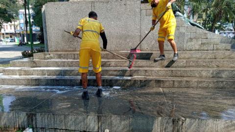 lavagem de escadaria de monumento. #paratodosverem