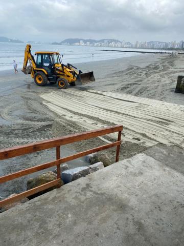 trator descarrega areia na POnta da Praia. #paratodosverem