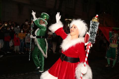 mamãe noel e soldadinho desfilam na avenida. #paratodosverem