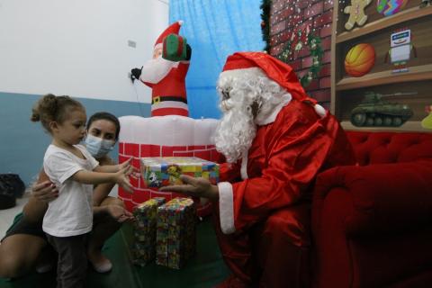 criança recebe presente do papai noel  #paratodosverem