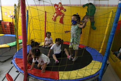 crianças brincando no pula pula  #paratodosverem