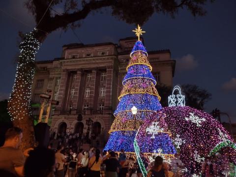 Arvore de natal e iluminação especial em frente ao paço municipal. #paratodosverem