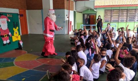 Papai Noel interage com alunos na UME 28 de fevereiro. #paratodosverem