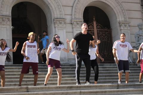 universitários dançam em escadaria #paratodosverem