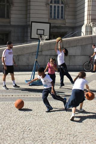 crianças brincam de basquete na praça #paratodosverem