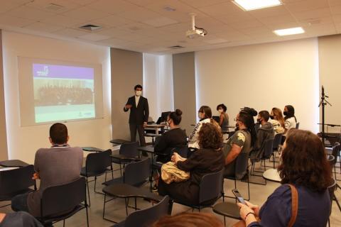 alunos assistem a apresentação no telão #paratodosverem