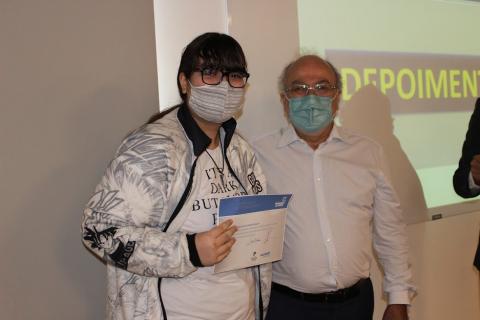 aluna mostra certificado #paratodosverem